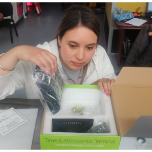 chica_recibiendo_producto_servisistemas